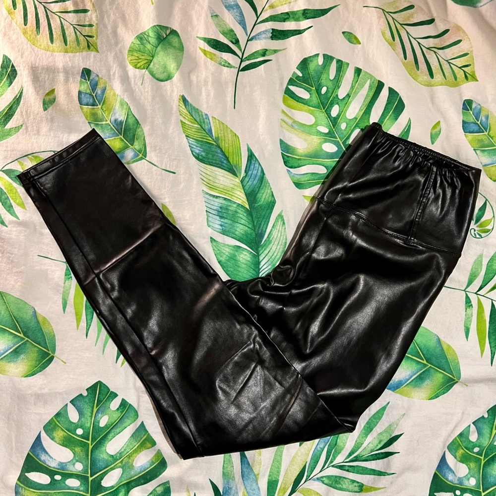 Aritzia Black Daria Pant, L, Scuffed.
